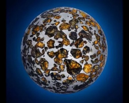 Извънземна кристална топка се продава на търг за стотици хиляди долари