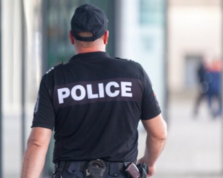 Мобилни екипи тръгват из страната да ваксинират полицаите