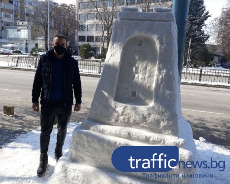 Пловдивчанин извая паметника Шипка от сняг