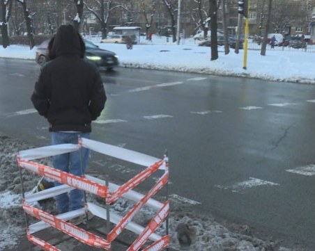 Преглеждат видеозаписи от мястото, където токов удар отне живота на дете