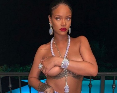 Рияна позира топлес за провокативна фотосесия