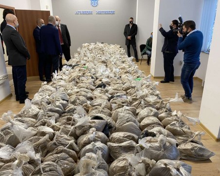 Митничар в схемата за трафик на 400 кг хероин, скрит в битумни ролки