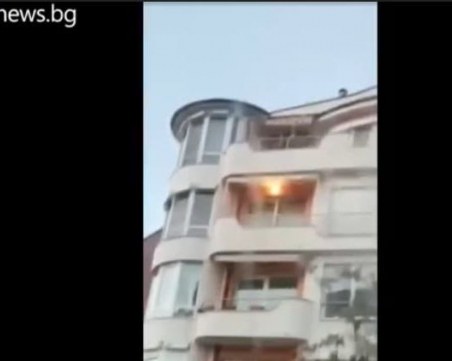 Снежна засада! Пловдивчанин почисти терасата си, замеряйки коли и минувачи