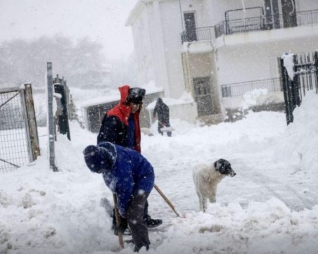 Студ скова Гърция и Турция! Ограничения и блокада и в двете старни