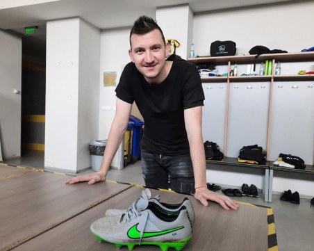 Тодор Неделев дари обувките, с които вкара гол от центъра на Локомотив за търга на Ботев