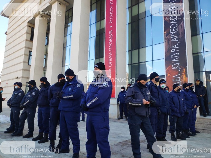 Протест пред Общинския съвет заради презастрояването, полицейски кордон пази градските власти