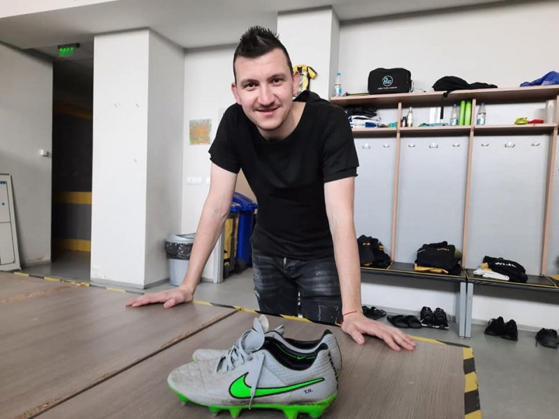 Тодор Неделев дари обувките, с които вкара гол от центъра на Локомотив за търга на Ботев