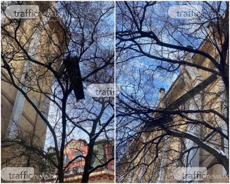 Опасно: Огромна ламарина виси смъртоносно на улица в центъра на Пловдив