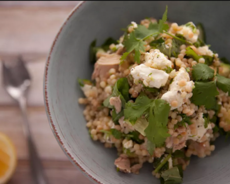 Вкусна салата с перлен кускус, риба тон и авокадо