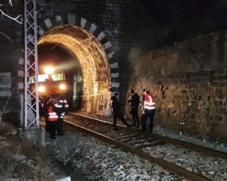 Влак прегази кантонер, пресичал неправилно релсите край гара Яворов