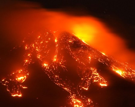 Вулканът Етна отново изригна