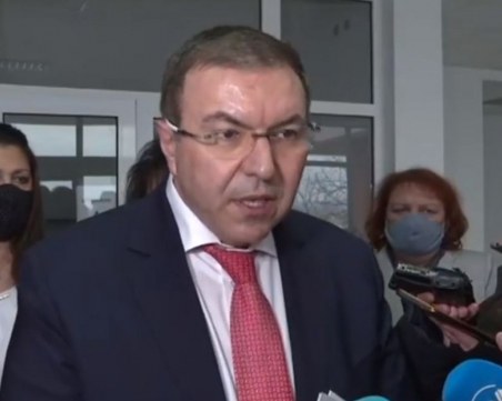 Здравният министър: Има абсурдна ситуация с ваксинирането у нас, много хора не се явяват