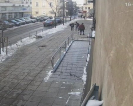 Жената, ранена от ледени висулки в София, ще търси правата си в съда