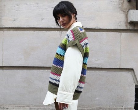 Перфектният стайлинг за ранна пролет: плетена жилетка и кожени панталони