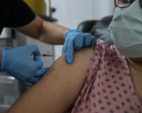 Под 10% от българите искат незабавно да се ваксинират, над половината категорично против