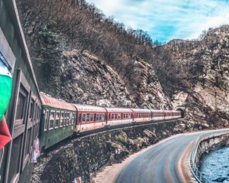 Родопска теснолинейка се превърна с подвижна изложба в памет на Апостола