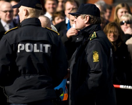 Вкараха в затвора датчанин, кашлял върху полицаи и крещял 