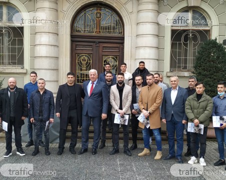 Втори опит: Наградиха футболистите на Локомотив с почетен знак на Пловдив