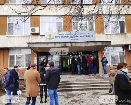 Масова ваксинация в Пловдив, опашка се изви пред РЗИ