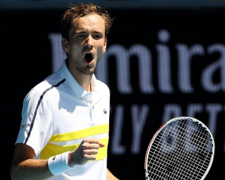 Медведев спря Циципас към финала на Аустрелиън оупън