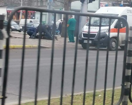 Неадекватен мъж се хвърля пред коли в центъра на Пловдив, полицаи го усмириха