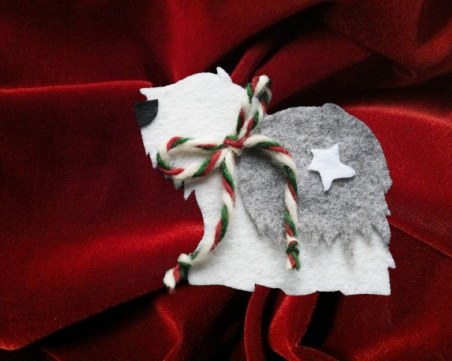 Мартеници с бобтейла Мон, померан и бийгъл в помощ на болно дете