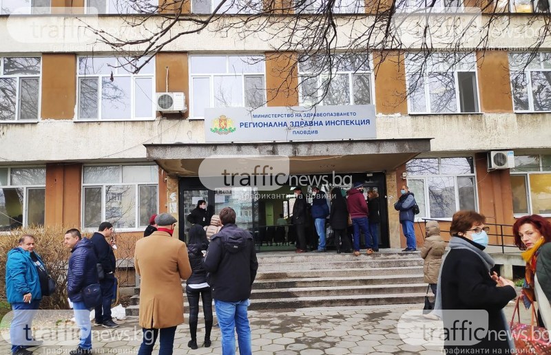 Масова ваксинация в Пловдив, опашка се изви пред РЗИ