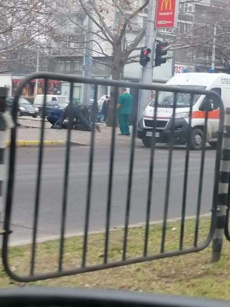 Неадекватен мъж се хвърля пред коли в центъра на Пловдив, полицаи го усмириха