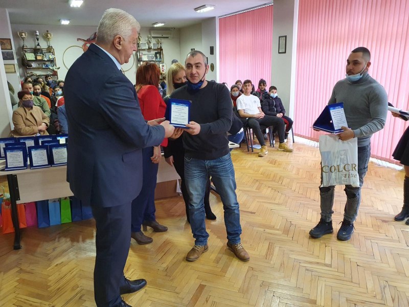 Здравко Димитров награди най-добрите ученици и учители на Спортното училище