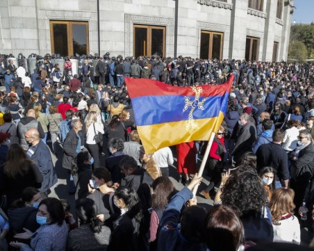 Готвят преврат в Армения, хиляди протестират срещу премиера Никол Пашинян