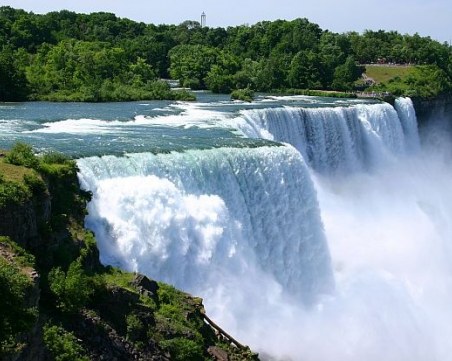 Ниагарският водопад ще бъде осветен с бяло, зелено и червено за 3 март