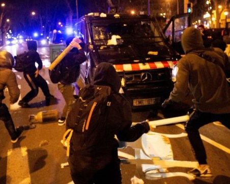 Сблъсъците и протестите в Каталуня продължават заради арестувания рапър Пабло Касел