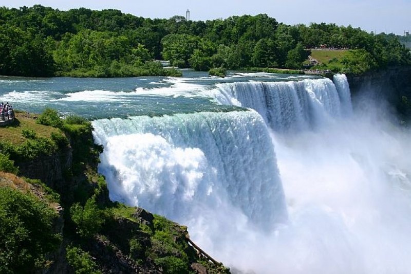 Ниагарският водопад ще бъде осветен с бяло, зелено и червено за 3 март