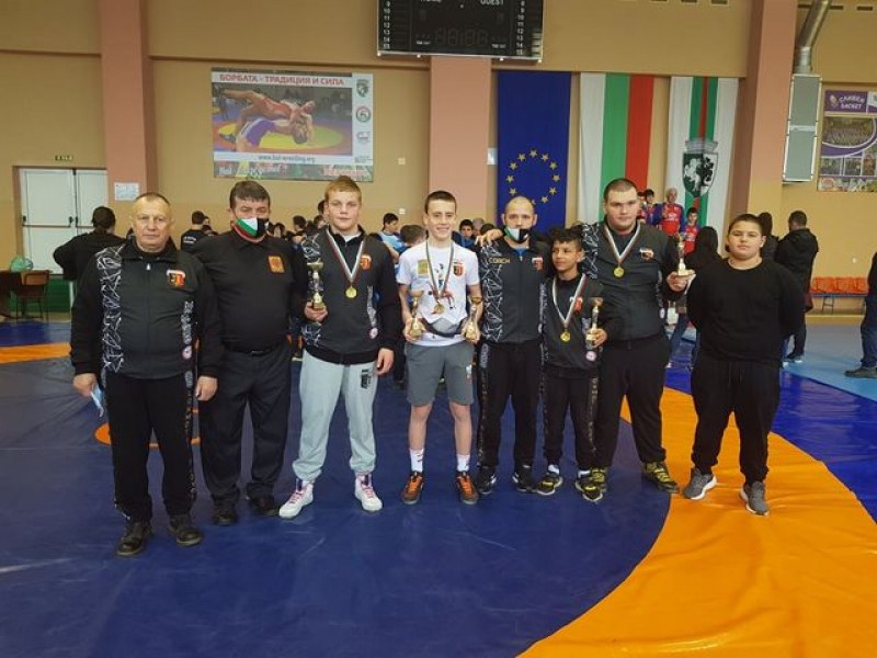 Пловдивски борци с пет златни медала на държавното за момчета в Сливен