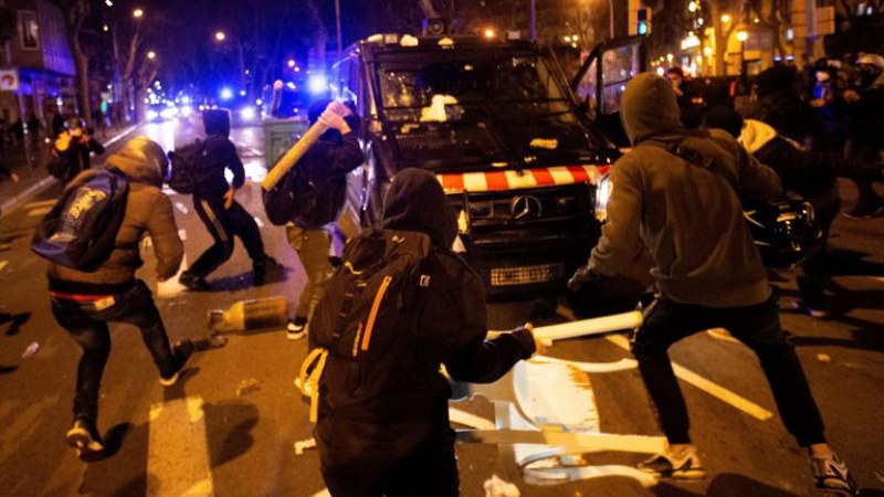 Сблъсъците и протестите в Каталуня продължават заради арестувания рапър Пабло Касел