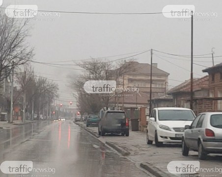 Коли накацаха по тротоара на натоварена улица в Пловдив, шофьор - на косъм от инцидент