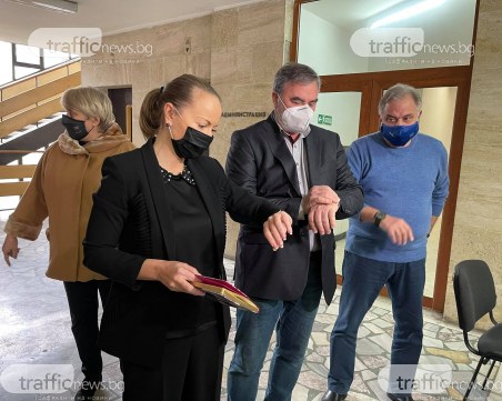 Кунчев в Пловдив: Ваксинационните кабинети ще работят, докато има хора пред тях, включваме и джипитата