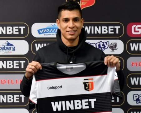 Локо официално подписа с перуанеца Уртадо