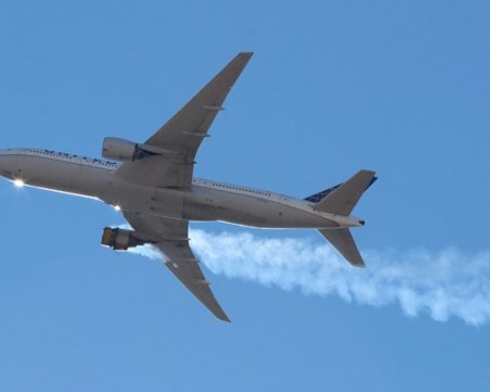 На косъм от трагедия: Отломки от повреден самолет паднаха на метри от жилищни сгради