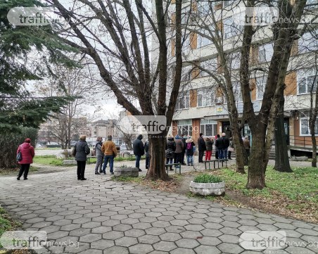 Наплив от желаещи да се ваксинират в Пловдив! Опашки се извиха пред РЗИ
