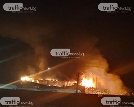 Пожар избухна в Труд, горят къщи