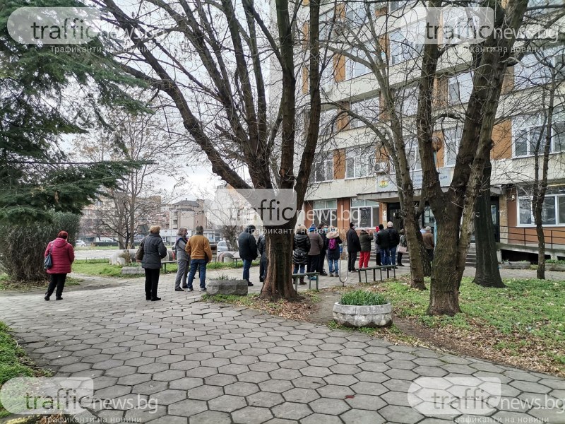 Наплив от желаещи да се ваксинират в Пловдив! Опашки се извиха пред РЗИ