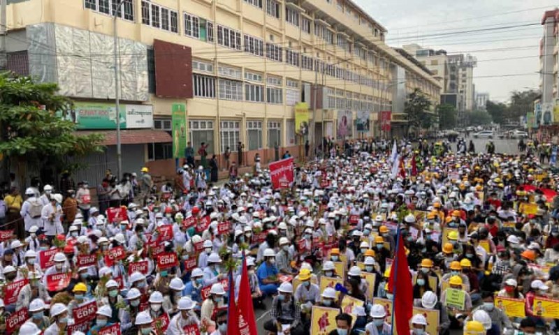 Протестите в Мианмар продължават! Хиляди излязоха по улиците