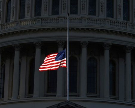 Байдън обяви 5 дни траур заради половин милион починали с COVID-19 в САЩ