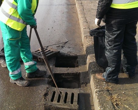 Чистят шахтите в Пловдив по ГРАФИК! Не паркирайте върху тях