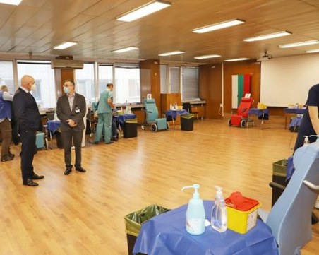 Имунизират по 20 души едновременно във ВМА