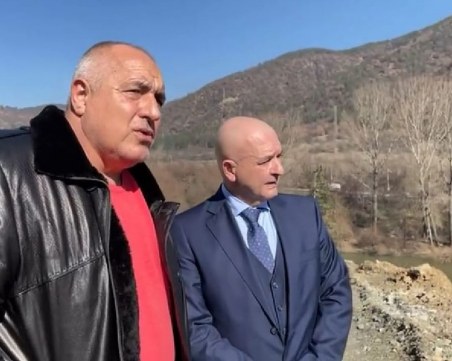 Премиерът заведе ген. Мутафчийски на инспекция на АМ 