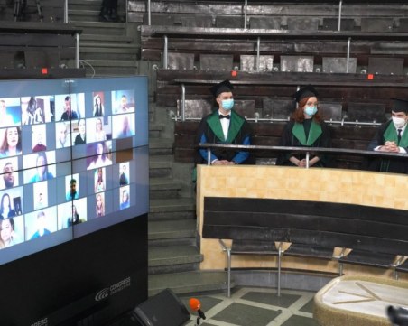 За първи път: Медици положиха Хипократова клетва онлайн