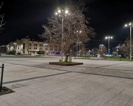 Заради любовен триъгълник: Мъже се бият на оживен паркинг в центъра на Пловдив