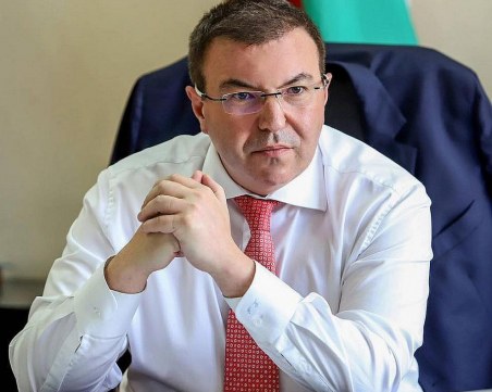 Здравният министър: Само в България тече диалог за 